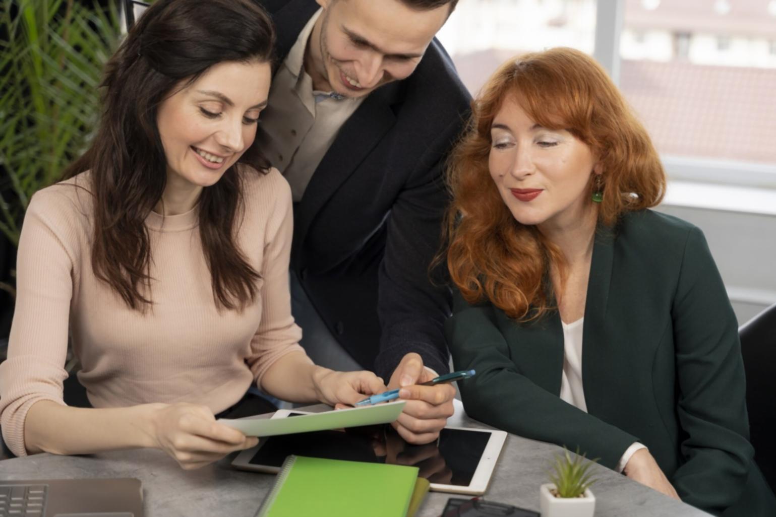 Detailansicht einer professionellen Budgetanalyse mit verschiedenen Dokumenten