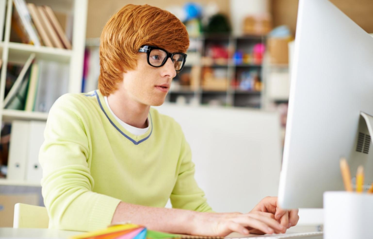 Professionelle Arbeitsatmosphäre bei avinivanoroarex mit modernen Analysewerkzeugen
